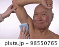介護で老人の身体を拭く 98550765