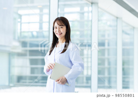 白衣の若い女性 98550801