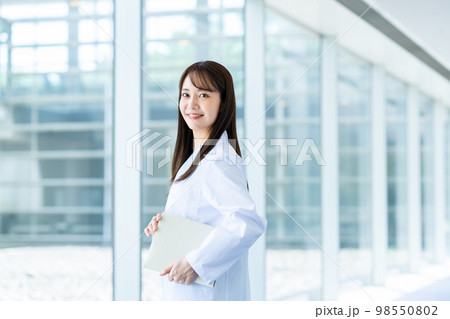 白衣の若い女性 白衣の若い女性 98550802