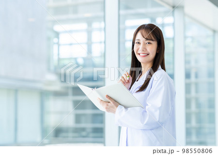 白衣の若い女性 98550806