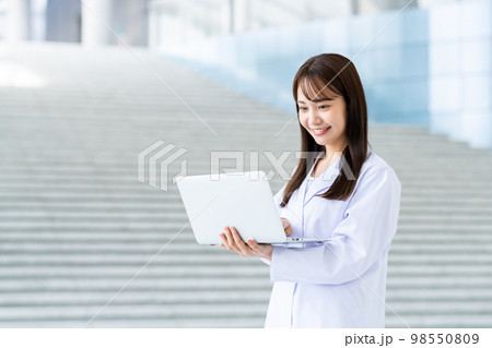 白衣の若い女性 98550809