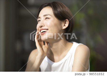 窓際の女性 98551032