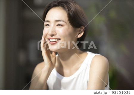 窓際の女性 98551033