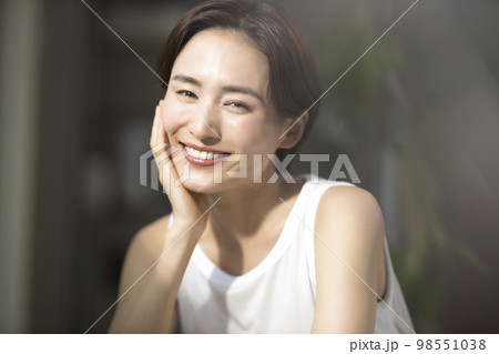 窓際の女性 窓際の女性 98551038