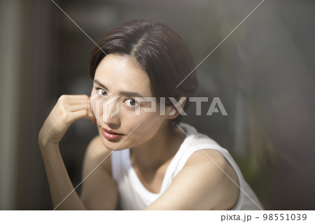 窓際の女性 窓際の女性 98551039
