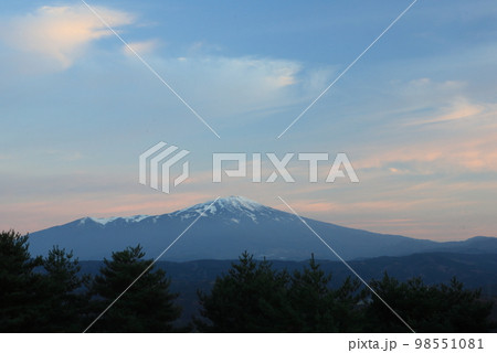 鳥海山とその周辺の秋 98551081