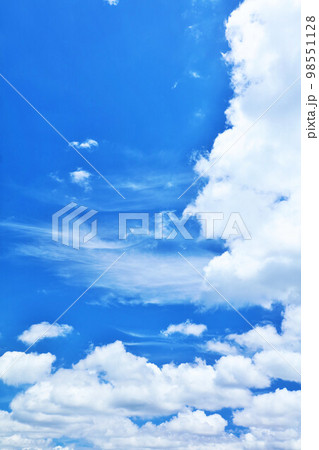 夏の青空と雲 夏の青空と雲 98551128