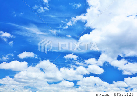 夏の青空と雲 夏の青空と雲 98551129