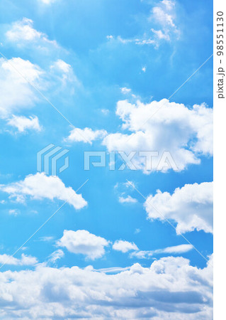 夏の青空と雲 98551130