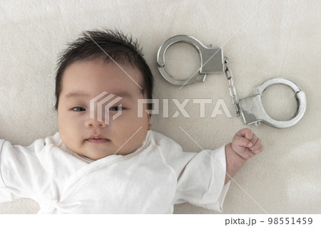 起きている赤ちゃんと玩具の手錠(0歳1か月、日本人、男の子) 起きている赤ちゃんと玩具の手錠(0歳1か月、日本人、男の子) 98551459