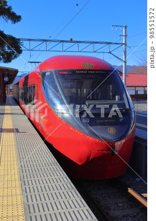 富士山ビュー特急 8500系電車（河口湖駅） 98551572