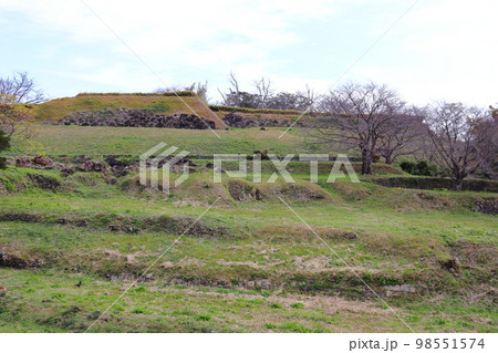 原城址の石垣、土塁遺構(櫓台跡、本丸跡方面) 原城址の石垣、土塁遺構(櫓台跡、本丸跡方面) 98551574