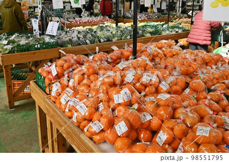 農産物直売所・異常気象で野菜価格高騰 98551795