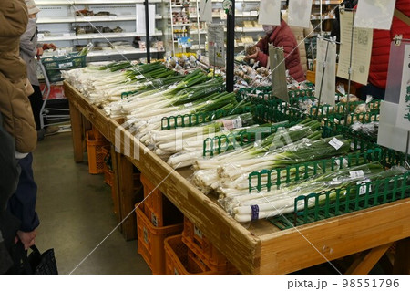 農産物直売所・異常気象で野菜価格高騰 農産物直売所・異常気象で野菜価格高騰 98551796