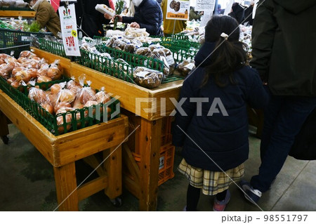 農産物直売所・異常気象で野菜価格高騰 98551797