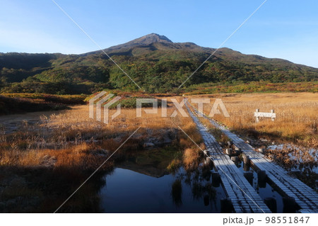 鳥海山とその周辺の秋 98551847