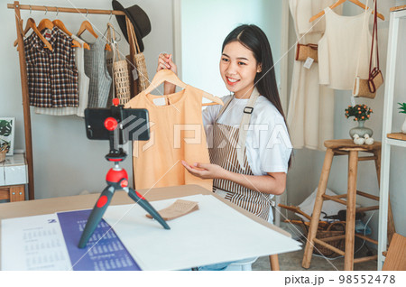 Small business owners are live streaming. Sell products to customers who come to see to buy and take orders. Check out the orders that customers order from online retailers - online shopping. 98552478