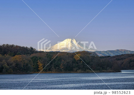 青空の冬の狭山湖から見る富士山 青空の冬の狭山湖から見る富士山 98552623