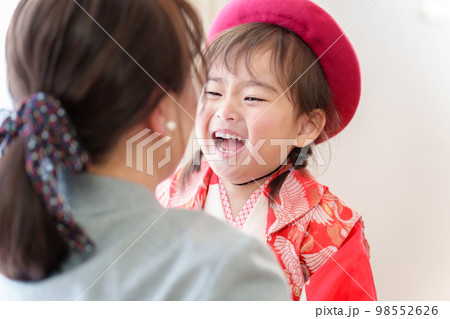 七五三の着物を着た三歳の女の子とお母さん 七五三の着物を着た三歳の女の子とお母さん 98552626