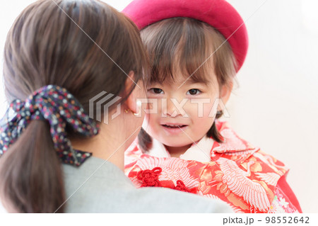 七五三の着物を着た女の子をハグするお母さん 七五三の着物を着た女の子をハグするお母さん 98552642