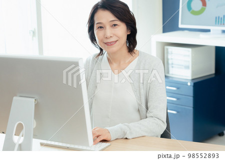 パソコン作業をするミドル女性 98552893