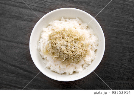 とろろ昆布乗せ御飯 98552914