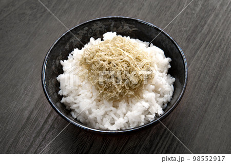 とろろ昆布乗せ御飯 とろろ昆布乗せ御飯 98552917