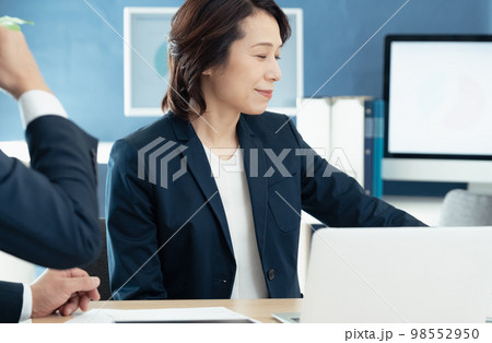 ミーティングをするミドル女性 ミーティングをするミドル女性 98552950