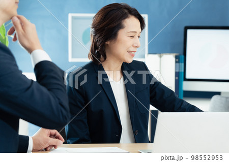 ミーティングをするミドル女性 ミーティングをするミドル女性 98552953