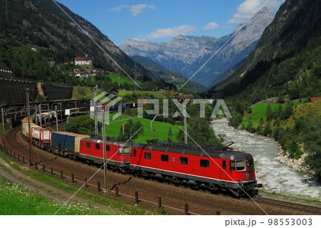 ヴァッセンの教会を背景にゴッタルド峠越えをするスイス国鉄の列車の