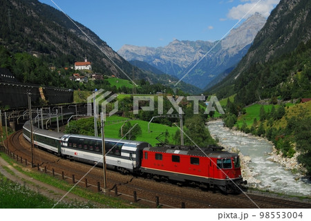 ヴァッセンの教会を背景にゴッタルド峠越えをするスイス国鉄の列車 98553004