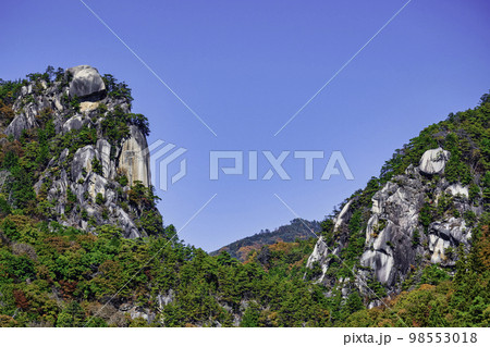 山梨県　昇仙峡　覚円峰と天狗岩　紅葉の風景　日本遺産 98553018