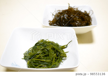 器に入った生と茹でたアカモク ギバサ ギンバソウ 器に入った生と茹でたアカモク ギバサ ギンバソウ 98553136