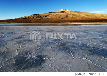 湖一面が塩で覆われているボリビアのウユニ塩湖 98553167