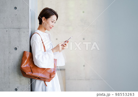 スマホを持つミドル女性 スマホを持つミドル女性 98553263