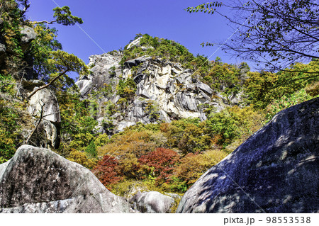 山梨県　昇仙峡　天狗岩　紅葉の風景　日本遺産 98553538
