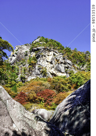 山梨県 昇仙峡 天狗岩 紅葉の風景 日本遺産 山梨県 昇仙峡 天狗岩 紅葉の風景 日本遺産 98553539