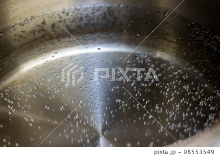水が泡立ち始める鍋の底 98553549