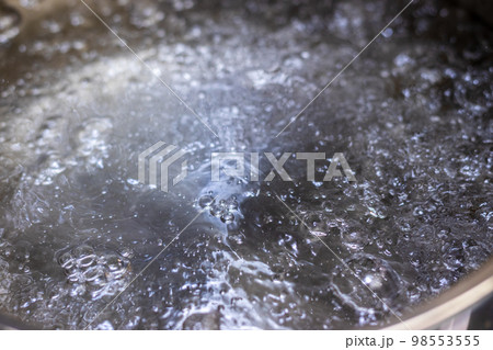 鍋の中で激しく沸騰する水 鍋の中で激しく沸騰する水 98553555