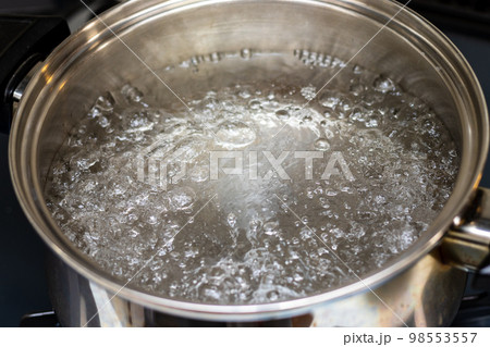 鍋の中で沸騰する水 鍋の中で沸騰する水 98553557