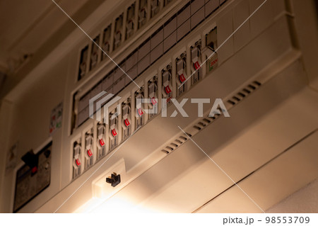 分電盤のブレーカー 98553709