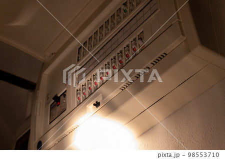 分電盤のブレーカーを調べる 98553710