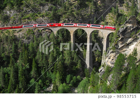 ランドヴァッサー橋を渡るレーティッシュ鉄道の列車 ランドヴァッサー橋を渡るレーティッシュ鉄道の列車 98553715
