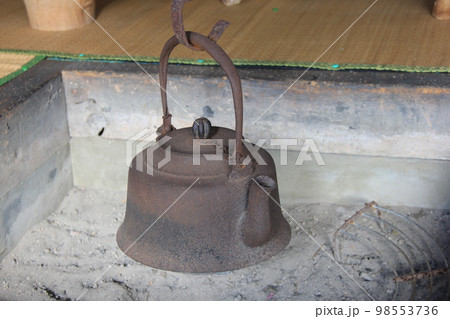 鉄瓶と囲炉裏 98553736