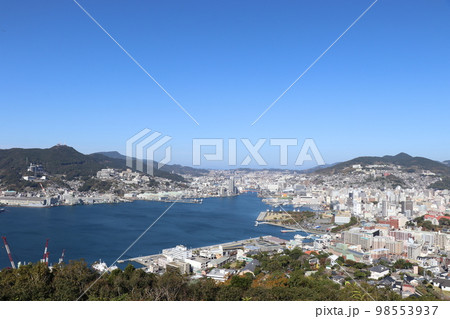 高台から眺める快晴の長崎港　長崎市中心部 98553937