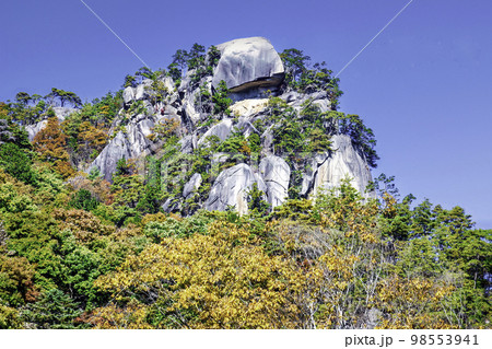 山梨県　昇仙峡　覚円峰　紅葉の風景　日本遺産 98553941