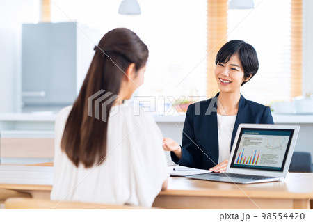 女性 コンサルタント リビング パソコン 保険 金融 営業 女性 コンサルタント リビング パソコン 保険 金融 営業 98554420