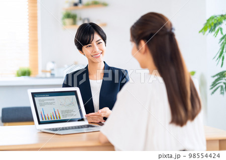 女性　コンサルタント　リビング　パソコン　保険　金融　営業 98554424