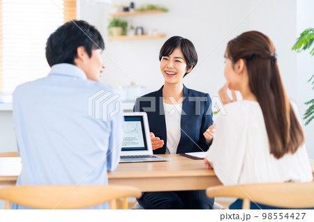 夫婦 カップル 家族 コンサルタント リビング パソコン 保険 金融 営業 夫婦 カップル 家族 コンサルタント リビング パソコン 保険 金融 営業 98554427