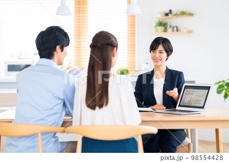 夫婦 カップル 家族 コンサルタント リビング パソコン 保険 金融 営業 夫婦 カップル 家族 コンサルタント リビング パソコン 保険 金融 営業 98554428